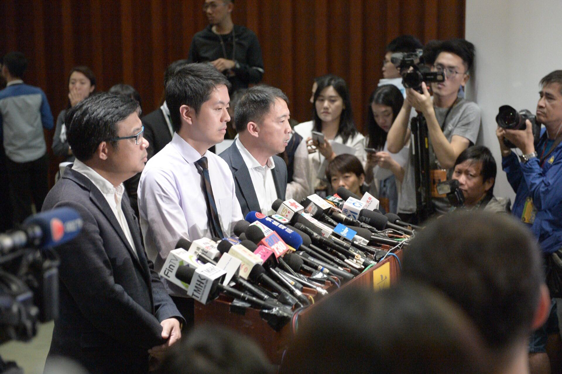 Ted Hui (second from left) speaks to the media following the phone snatching incident. Photo via Facebook.