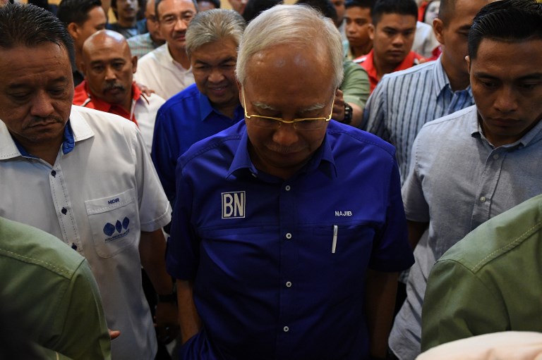 Outgoing Malaysian prime minister Najib Razak of the Barisan National party coalition looks down as he leaves after addressing the media at the party headquarters in Kuala Lumpur on May 10, 2018.
Malaysia’s veteran ex-leader Mahathir Mohamad, 92, won a historic election victory on May 10, in a political earthquake that toppled the country’s scandal-plagued premier and ousted a regime that had ruled for over six decades. / AFP PHOTO / MOHD RASFAN