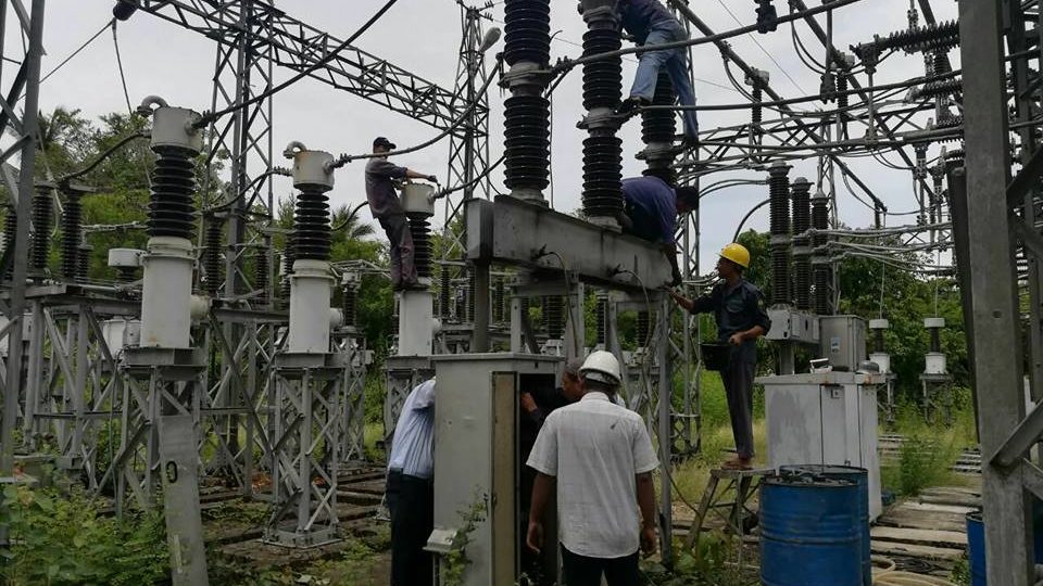 Workers repair electrical transformers. Photo: YESC 