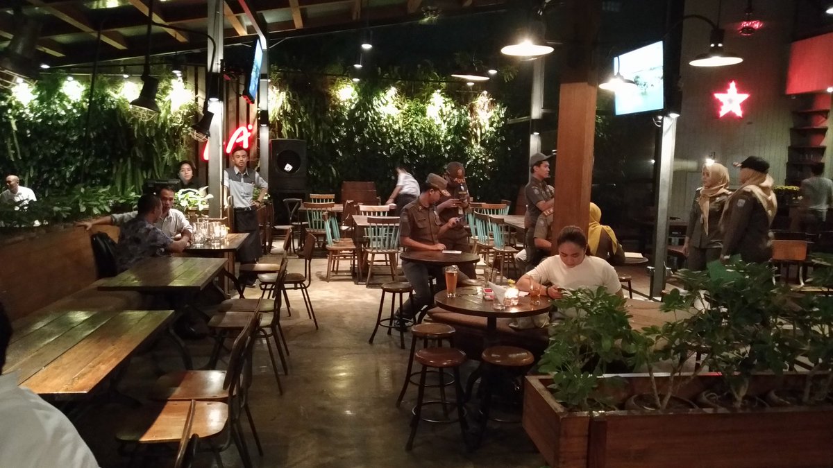 Beer Garden In Jakarta Faces Potential Closure For Allegedly Staying Open Without Alcohol Permit During Ramadan Coconuts Jakarta