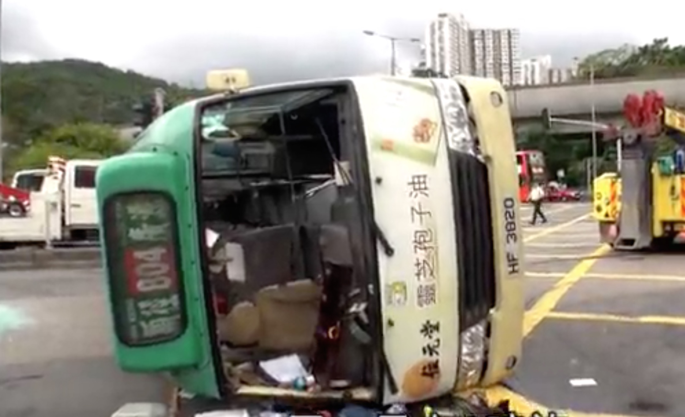 Bus smash in Sha Tin (via screen grab from Apple Daily)