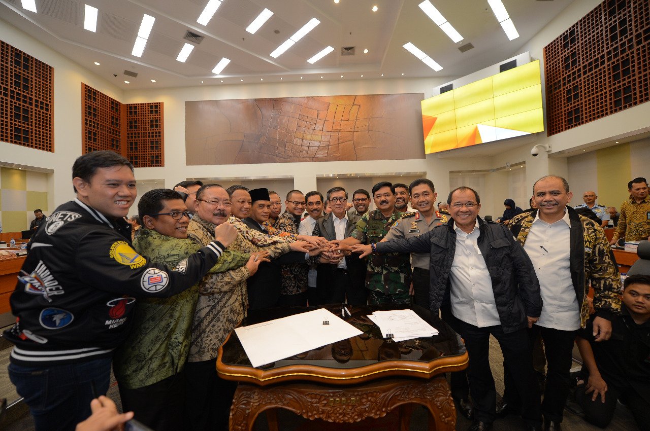 Members of the Indonesian parliament and government  pose for a photo after agreeing fine details about the revisions to the anti-terrorism law. Photo: Twitter/@DPR_RI