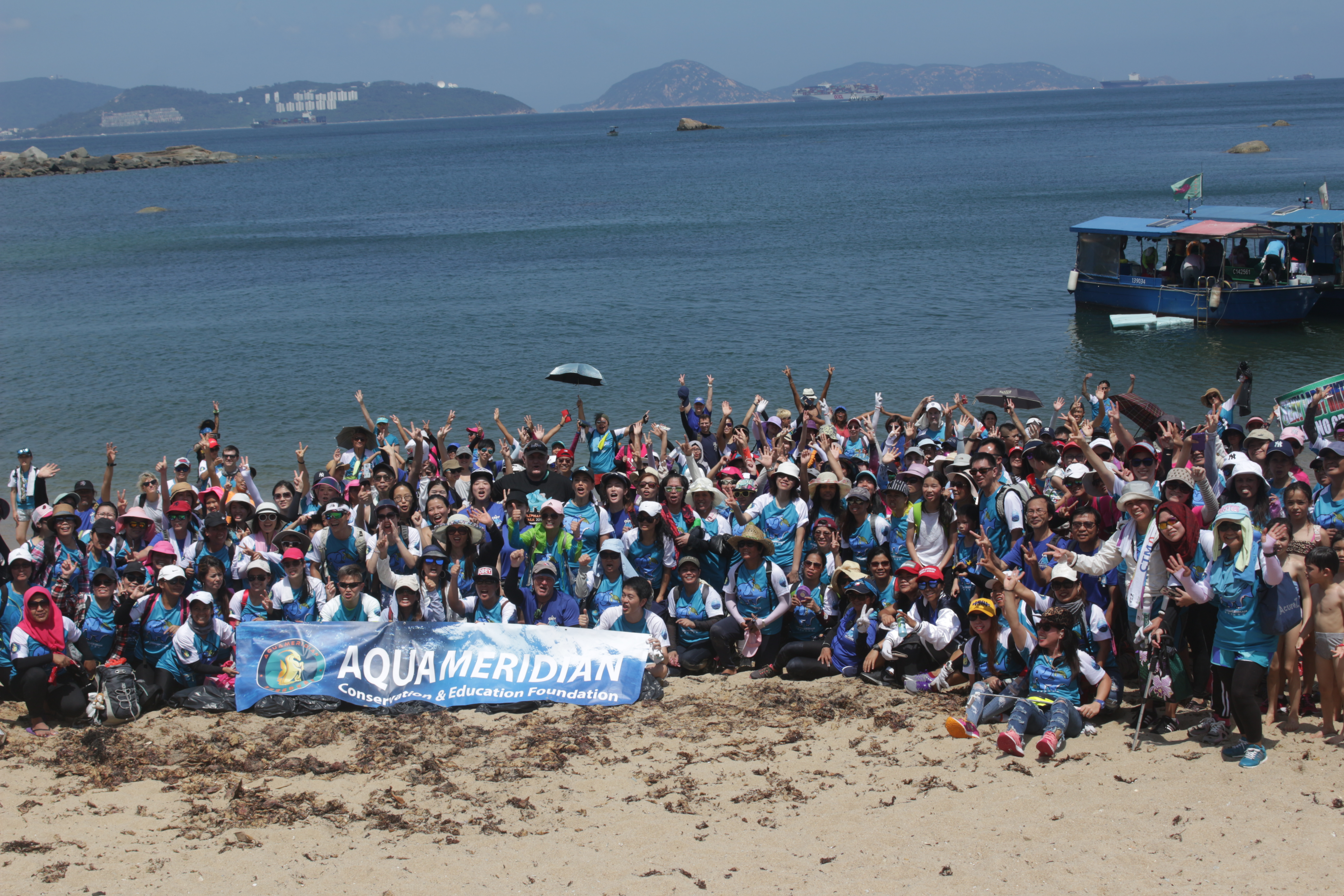 Around 2,000 volunteers took part in a beach clean-up on ‘turtle cove’ on Lamma Island. Photo by Vicky Wong.