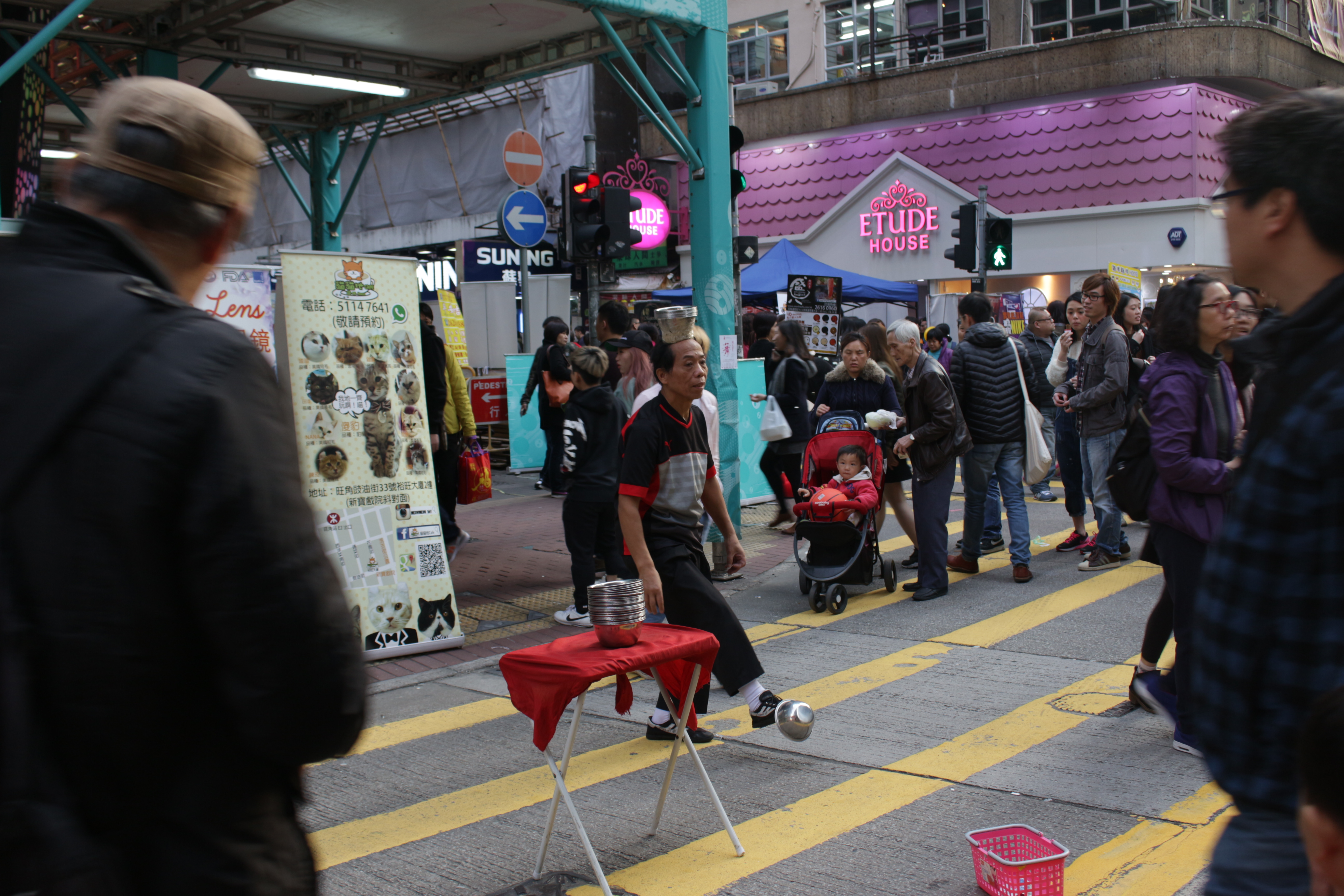 Street performer on Sai Yeung Choi Street South. Photo by Vicky Wong.
