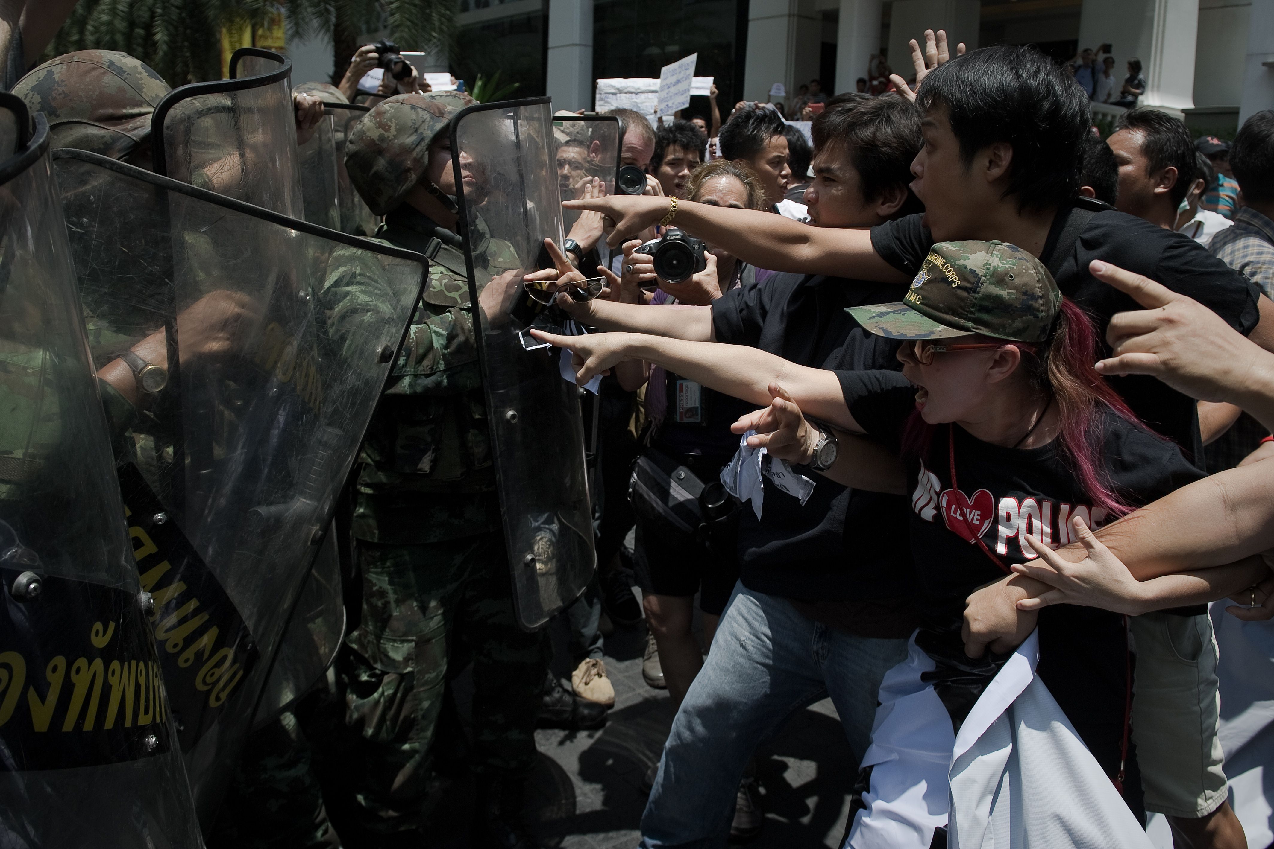 Thai soldiers scuffle with anti coup protesters during a planned gathering in Bangkok on May 25, 2014. Thailand’s military junta said it had disbanded the Senate and placed all law-making authority in the hands of the army chief, dramatically tightening its grip after a coup that has sparked Bangkok protests and drawn international condemnation. AFP PHOTO/ Nicolas ASFOURI 