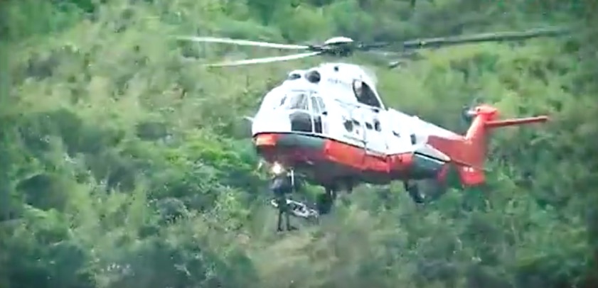 A 26-year-old Nepali woman was airlifted to hospital following an accident at the Four Pools in Sai Kung. A 25-year-old Nepali man who was found unconscious hours later, died as he was airlifted. Screengrab via Apple Daily.