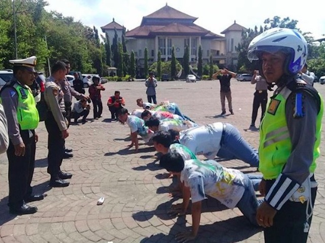 Students get punished with pushups. Photo via Info Denpasar 