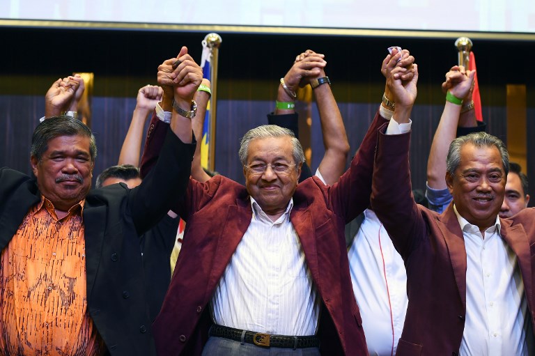 Former Malaysian prime minister and opposition candidate Mahathir Mohamad (C) celebrates with his coalition leaders during a press conference in Kuala Lumpur on early May 10, 2018.
AFP PHOTO / Manan Vatsyayana