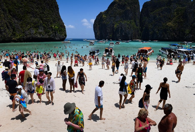This photo taken on April 9, 2018 shows a crowd of tourists on the Maya Bay beach, on the southern Thai island of Koh Phi Phi. Photo: AFP