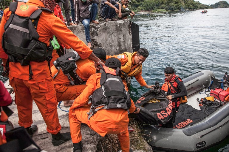 Rescue team members prepare to search for missing passengers at the Lake Toba ferry port in the province of North Sumatra on June 20, 2018, after a boat capsized on June 18.
AFP PHOTO / Ivan Damanik 