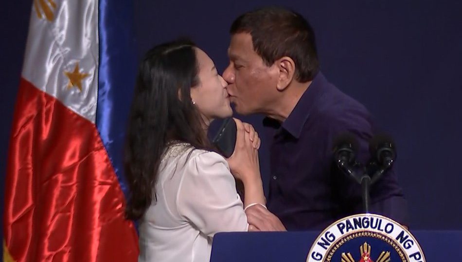President Rodrigo Duterte kissing an Overseas Filipino Worker in Seoul. <i></noscript> Photo: ABS-CBN News.  </i>