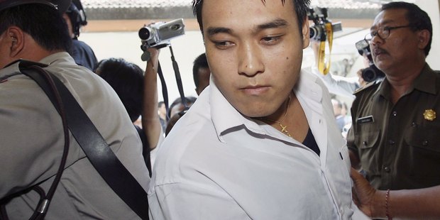 Indonesian police escort Tan Duc Thanh Nguyen from Denpasar District Courthouse after his sentencing trial on Feb. 15, 2006. Photo: AFP