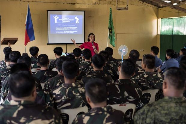 Media bootcamp with Filipino soldiers. PHOTO: AFP / Noel Celis