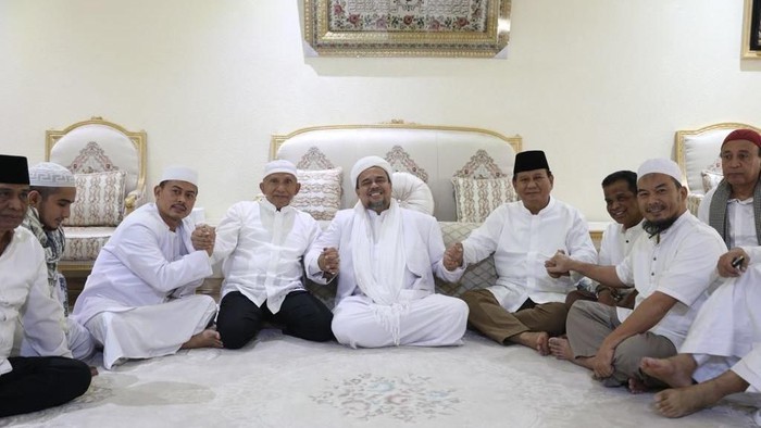 One of the photos uploaded by @amienraisofficial and removed by Instagram. It shows FPI leader Rizieq Shihab (Center) being flanked by Amien Rais and Prabowo Subianto during their visit to Saudi. Photo: Detik