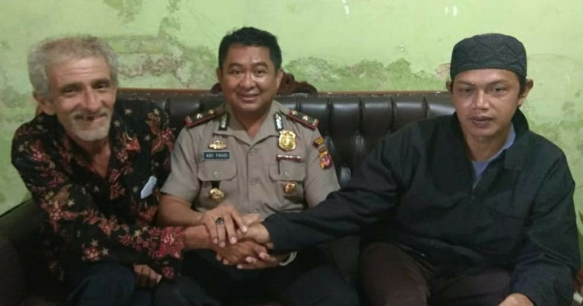 French citizen Frank Jean Pierre Schulthess with Bogor Police Chief Dicky Pastika Gading 
and Ustadz Adi Syafei. Photo: @PolResBogor / Instagram