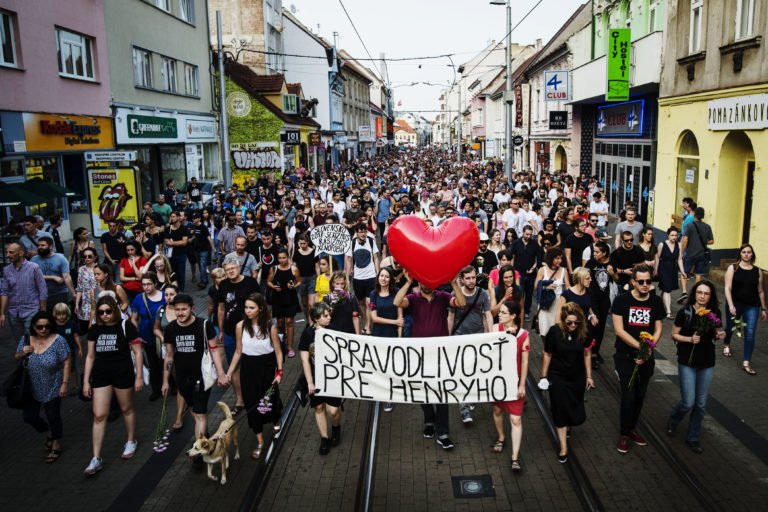 Thousands of Slovaks rally in Bratislava, Slovakia on June 8, 2018 to pay tribute to murdered Filipino expat Henry Acorda beaten to death by a young man believed to be a neo-Nazi. Henry Acorda, a 36-year-old Filipino living in Slovakia, was assaulted in the heart of the capital on May 26 by 28-year-old Juraj H., whose surname has been withheld pending trial. / AFP PHOTO / VLADIMIR SIMICEK