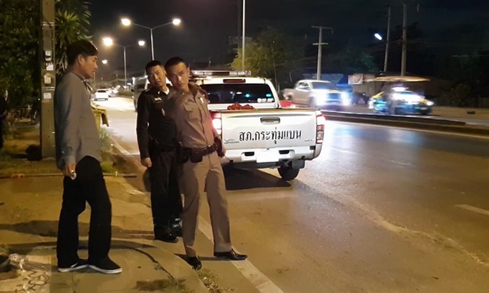 Police inspects the area where the victim was handed off to the taxi driver. Photo: Sanook