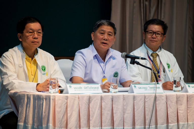 General of the Public Health Ministry, Thongchai Lertwilairattanapong (L), Dr. Jessada Chokedamrongsuk (C) and director of Chiang Rai Hospital, Dr. Chaiwetch Thanapaisan (R), attend a press conference at Chiang Rai Prachanukroh Hospital in Chiang Rai on July 10, 2018. Photo: AFP