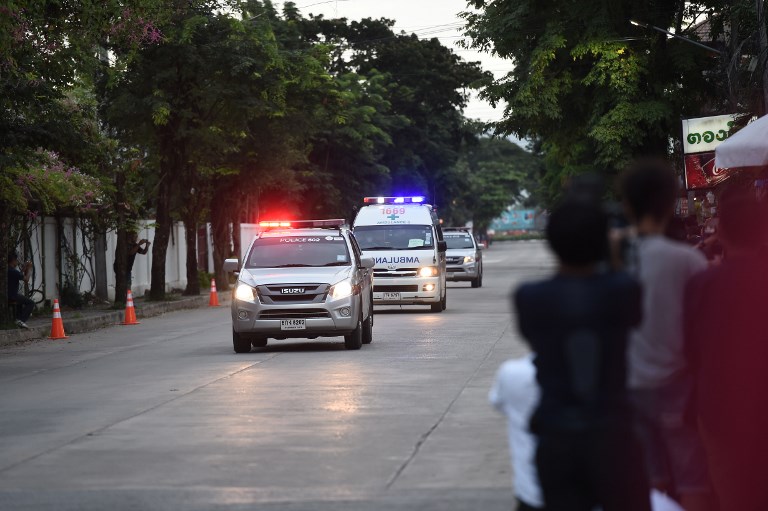 An ambulance transporting alleged members of the children’s football team approaches the hospital in the northern Thai city of Chiang Rai on July 10, 2018 after being rescued in Tham Luang cave. 
AFP PHOTO / LILLIAN SUWANRUMPHA