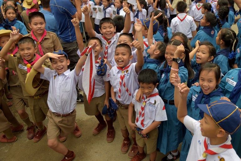 Thai students cheer at a school in front of the hospital where the Wild Boars were brought for observation, July 11, 2018. Photo: AFP