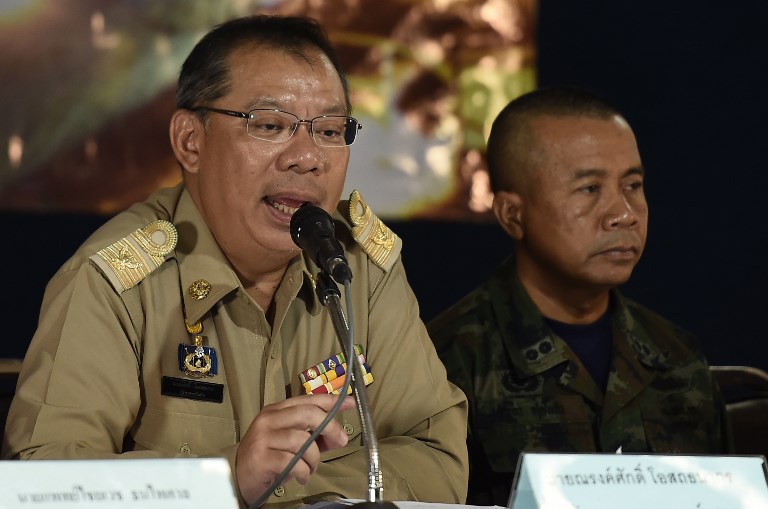 Chiang Rai Governor Narongsak Osotthanakorn (L) speaks during a press conference at a makeshift press centre in Mae Sai district of Chiang Rai province on July 11, 2018. Photo: AFP
