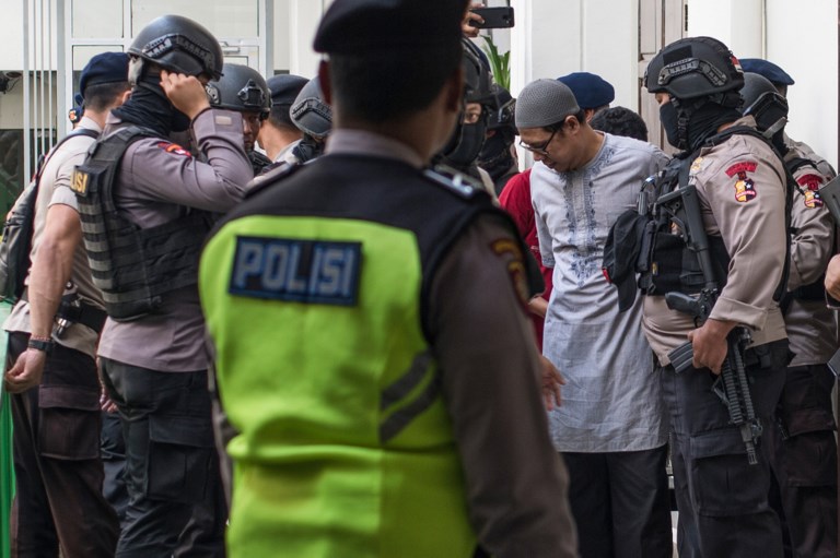 Jemaah Ansharut Daulah (JAD) leader Zainal Anshori (2nd R) is escorted by Indonesian armed police following a court hearing in Jakarta on July 31, 2018.
Photo AFP / BAY ISMOYO