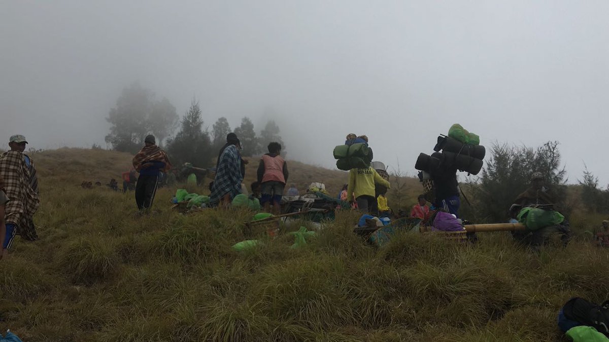 Hikers camp out at Mt. Rinjani on July 30, 2018, waiting to be evacuated after a 6.4 earthquake caused landslides at the volcano. Photo via Sutopo Purwo Nugroho/BNPB
