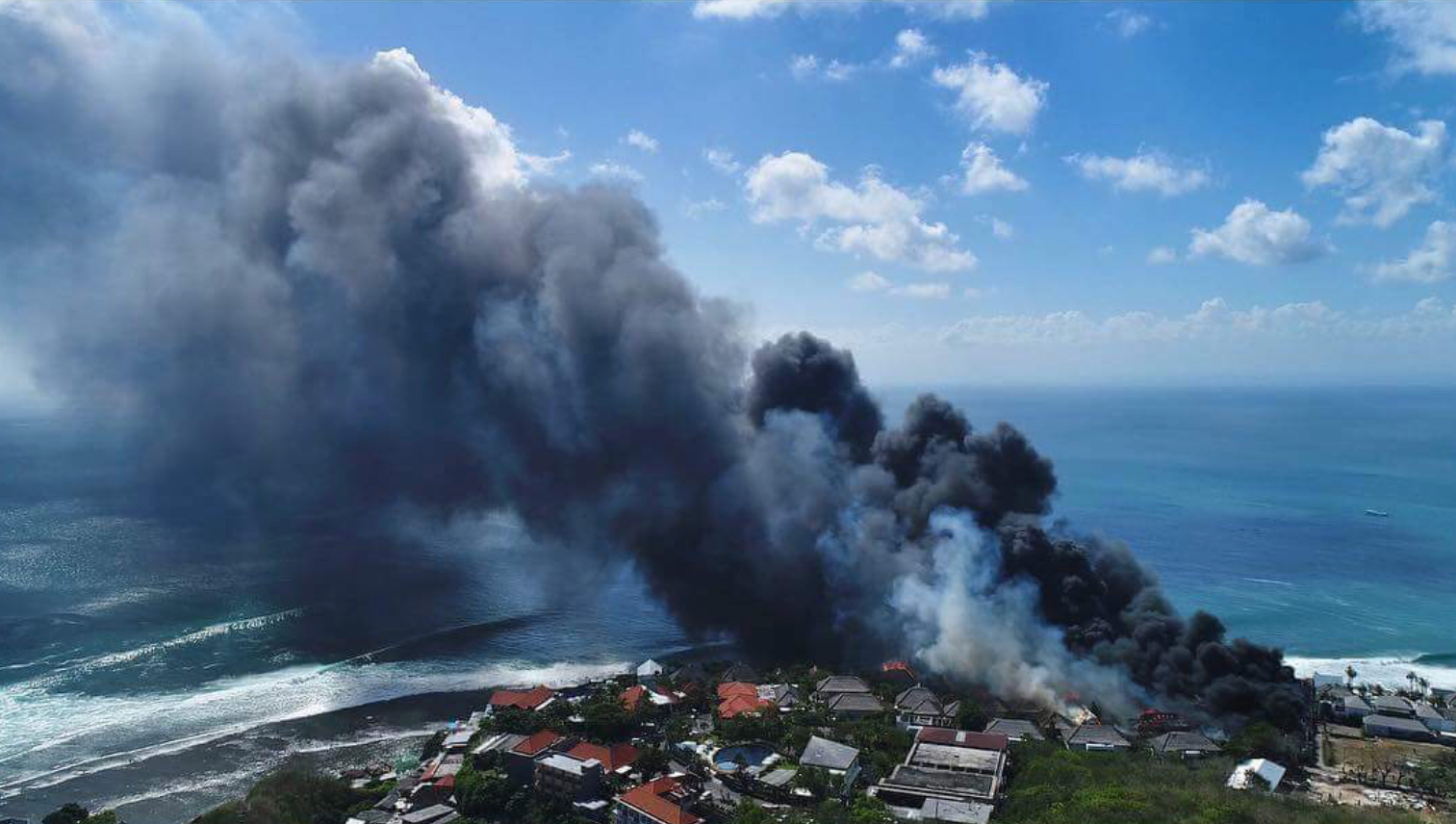 Smoke billows out from a fire in Uluwatu on July 23, 2018. Photo: Nick Steben/@terrible1stebs