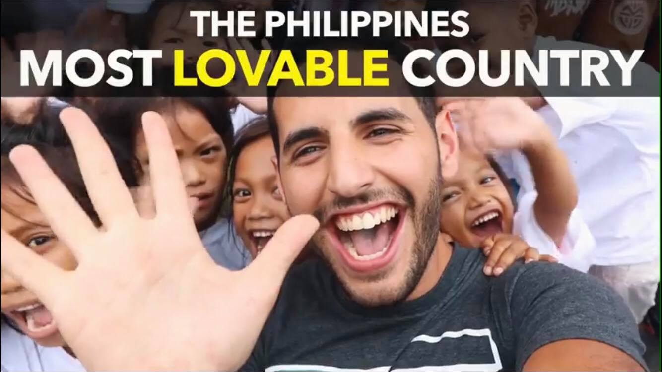 Facebook content creator Nas Daily with a group of Filipino children. Screenshot via Nas Daily’s Facebook page.