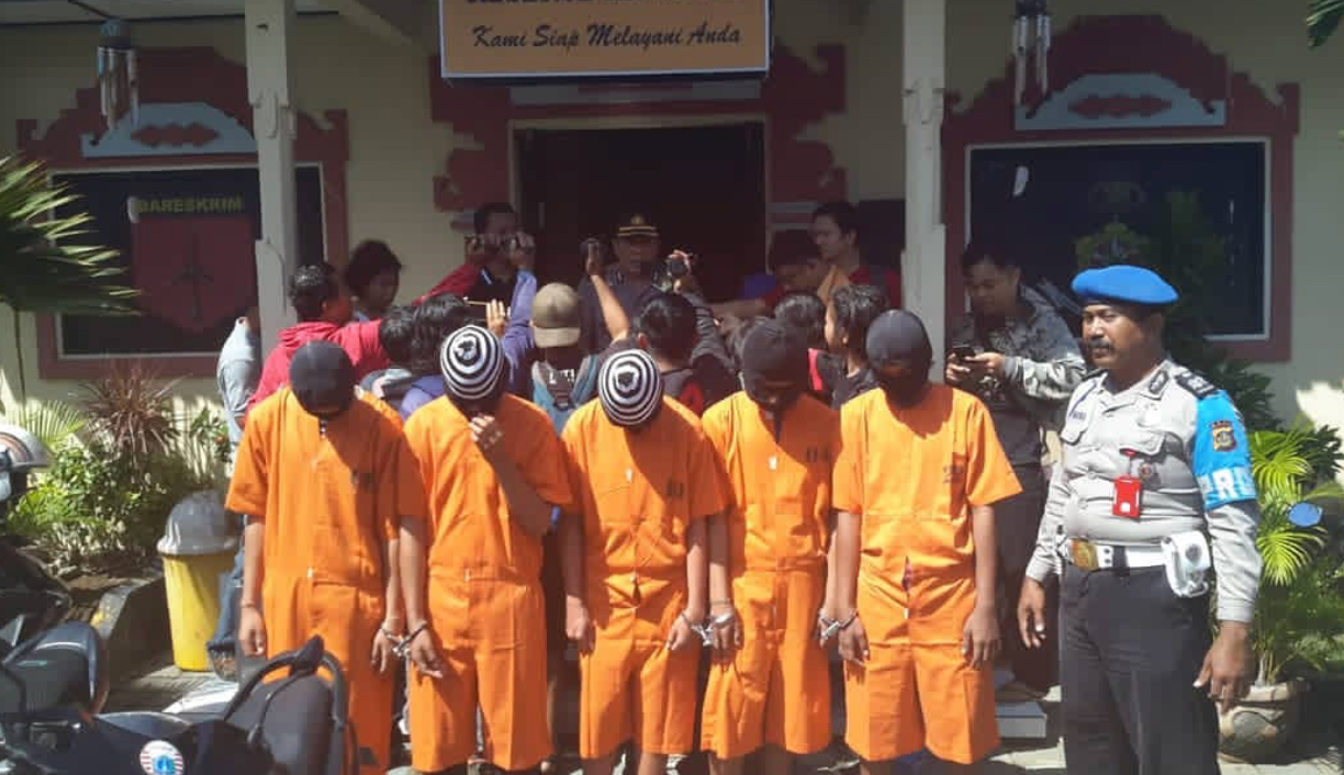 Five teens suspected of brutally attacking a motorbike driver out delivering food are lined up for a press conference. Photo: Polresta Denpasar