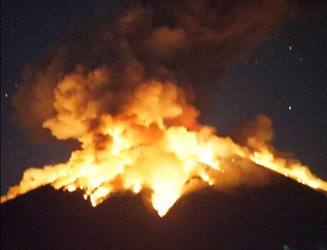 Mount Agung erupting on the evening of July 2, 2018. Photo: @mdsuantara via Denpasar Viral