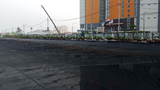 Black nylon mesh covering up Jakarta’s Sentiong Canal in Kemayoran. Photo: Twitter/@radiosushifm