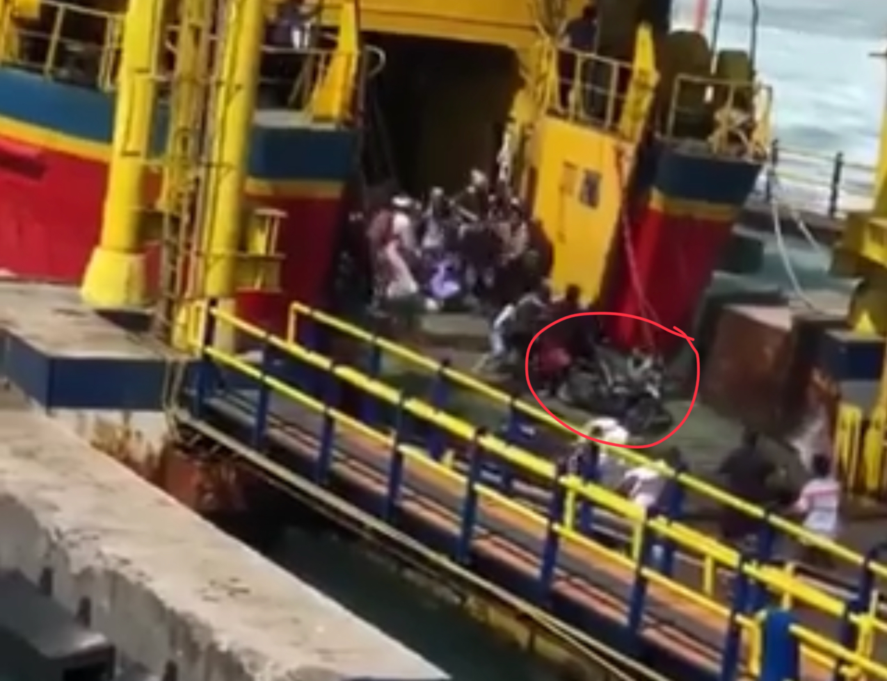 A video posted online shows the choppy waves at Padang Bai. People and motorbikes boarding the boat get knocked over. Still via @Ridhopramirsyah 