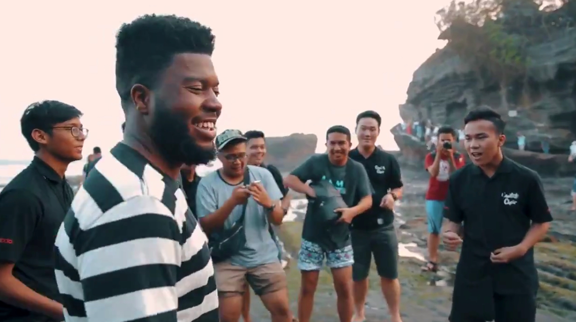 Khalid laying it down with some new friends at Bali’s Tanah Lot temple. Photo: Twitter @thegreatkhalid