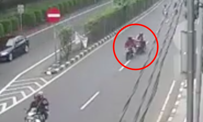 A high-speed mugging in Jakarta on July 1, 2018. A woman died after getting pulled off her motorcycle. Photo: Video screengrab