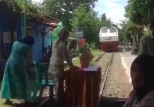 A wedding reception in Indonesia taking place on a train track. Photo: Video screengrab from Instagram/@newdramaojol.id