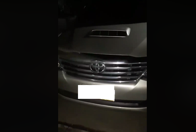 A child was allegedly left alone by his parents trapped inside a car. Screenshot from Jasper Pascual’s video.