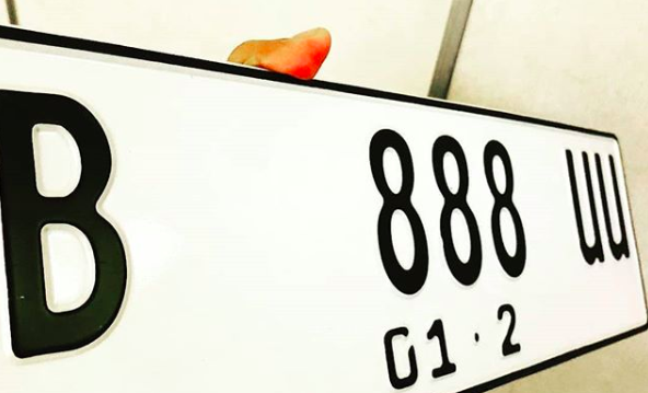 A sample of the white license plate to be used in Indonesia starting June 2022. Photo: Instagram/Polantas Indonesia