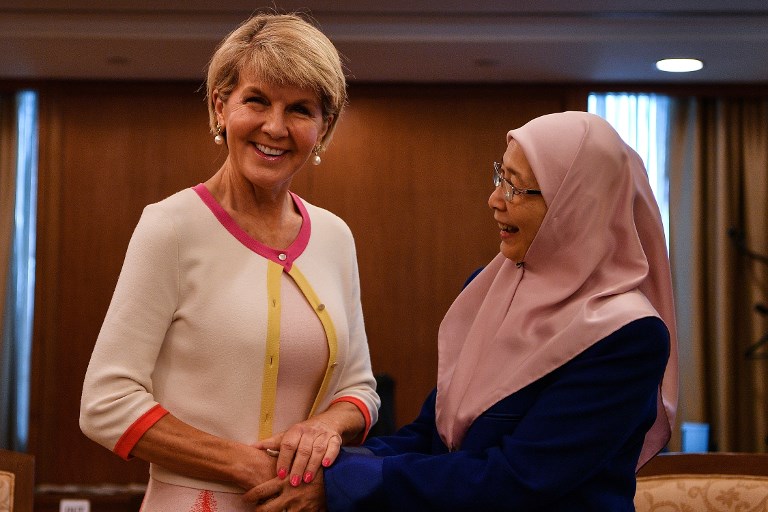 Malaysian Deputy Prime Minister Wan Azizah Ismail (R) shakes hands with Australian Foreign Minister Julie Bishop prior to a meeting in Kuala Lumpur on August 1, 2018. / AFP PHOTO / MANAN VATSYAYANA