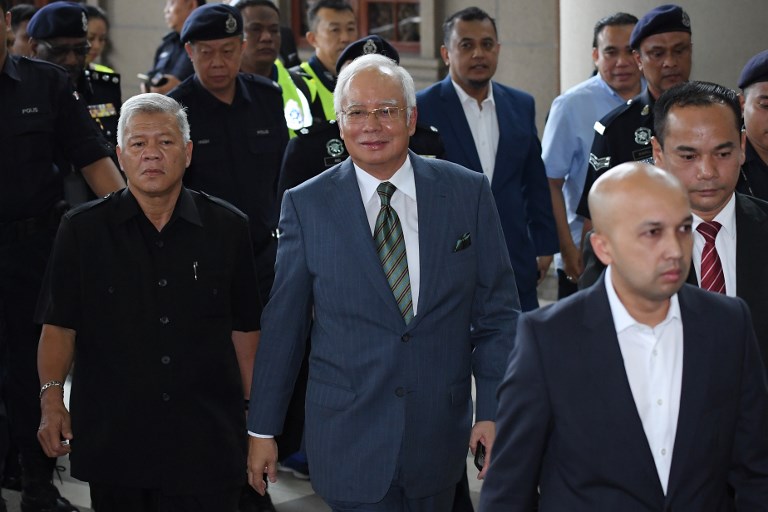 Malaysia’s former prime minister Najib Razak (C) arrives for a court appearance at the Duta court complex in Kuala Lumpur on August 8, 2018.
Malaysia’s disgraced ex-leader Najib Razak faces new charges in court on August 8 under anti-money laundering laws in a case linked to a multi-billion-dollar graft scandal, authorities said. / AFP PHOTO / MOHD RASFAN