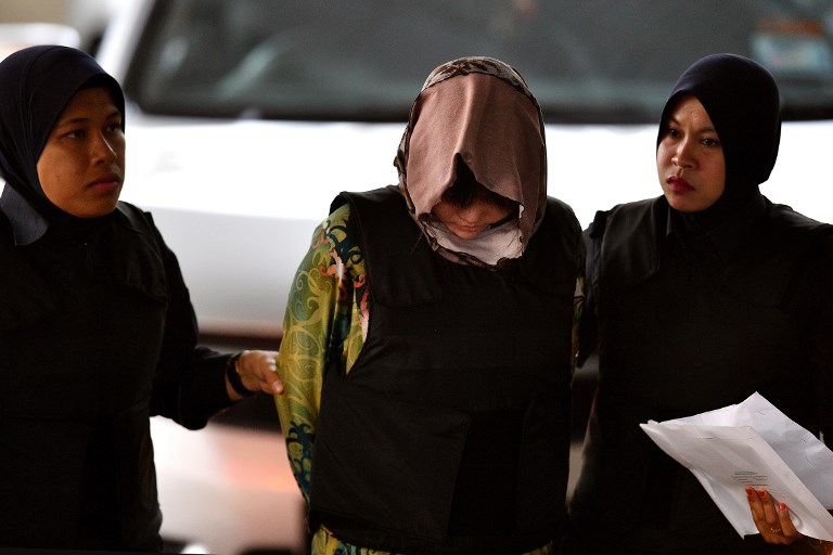Vietnamese national Doan Thi Huong (C) is escorted by Malaysian police  along with Indonesian Siti Aisyah (not pictured) for their trial at the Shah Alam High Court, outside Kuala Lumpur on August 16, 2018 for their alleged role in the assassination of Kim Jong-Nam, the half-brother of North Korean leader Kim Jong-Un.
A Malaysian judge will on August 16 deliver a key ruling in the trial of two women accused of the assassination of the half-brother of North Korea’s leader, with their families optimistic they will be cleared.  
 / AFP PHOTO / Manan VATSYAYANA