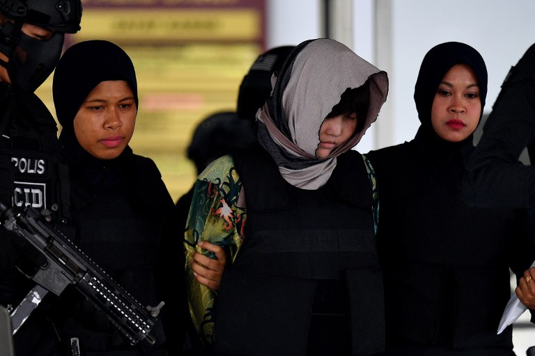 Vietnamese national Doan Thi Huong (C) escorted by armed Malaysian police leaves after facing trial at the Shah Alam High Court, outside Kuala Lumpur on August 16, 2018 for her alleged role in the assassination of Kim Jong-Nam, the half-brother of North Korean leader Kim Jong-Un.
A Malaysian court ruled on August 16 the murder trial of two women accused of assassinating the half-brother of North Korea’s leader can proceed — in a blow to their families who insist the pair were tricked into carrying out the dramatic hit. / AFP PHOTO / Manan VATSYAYANA