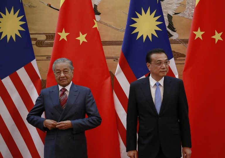 Malaysia’s Prime Minister Mahathir Mohamad (L) and China’s Premier Li Keqiang arrive for a signing ceremony at the Great Hall of the People in Beijing on August 20, 2018.
Mahathir is on a visit to China from August 17 to 21. / AFP PHOTO / POOL / HOW HWEE YOUNG