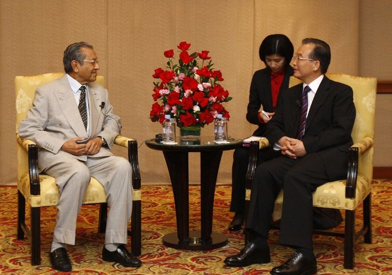 Former Malaysia’s Prime Minister Mahathir Mohamad (L) speaks with Chinese Premier Wen Jiabao (R) in Kuala Lumpur on April 28, 2011.  Malaysia and China signed a slew of economic agreements, reinforcing an uptick in relations and a bid to identify new areas of regional economic cooperation. The deals, witnessed by Malaysian premier Najib Razak and his Chinese counterpart Wen Jiabao during a two-day visit to the Malaysian capital, will see the setting up of power plants, an aluminium smelter and other infrastructure projects in the country.         AFP PHOTO / POOL / Lai Seng Sin / AFP PHOTO / POOL / lai seng sin
