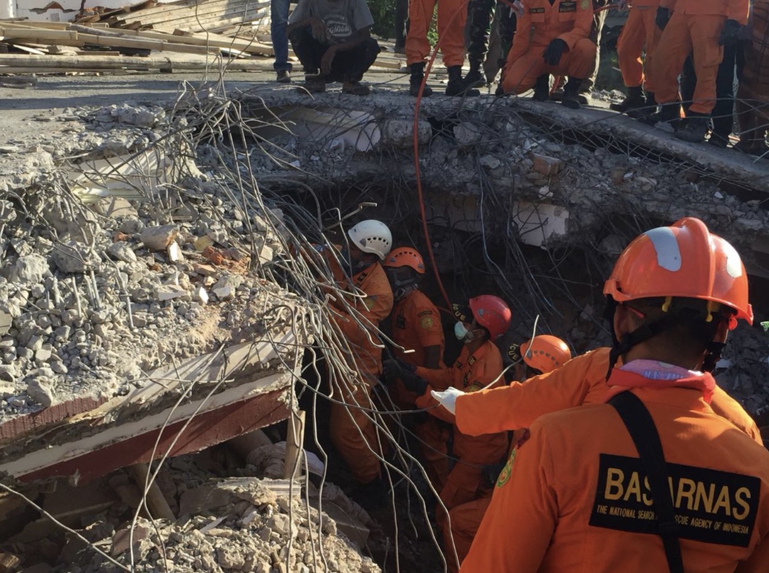 A team from the National Search and Rescue Agency continues to unearth victims from under the wreckage in Lombok. Photo via Sutopo Purwo Nugroho/BNPB