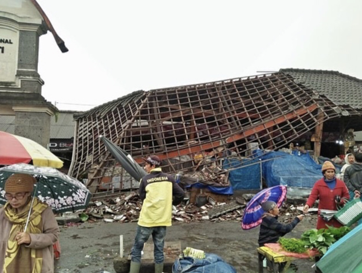 Sunday’s earthquake could be felt strongly in Bali, with some structures collapsing like this market in Baturiti, Tabanan, as pictured on August 6, 2018. Photo via Info Denpasar