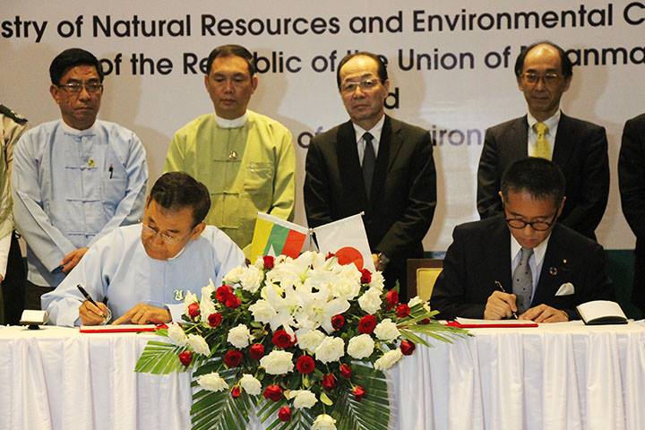Myanmar environment minister Ohn Win and Japanese state environment minister Tadahiko Ito sign a memorandum of cooperation on waste management in Naypyidaw
on Aug. 20, 2018. Photo: MOI