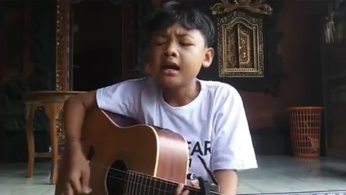 Balinese boy “Gusma” bares his soul in a now viral cover of Khalid’s “Young Dumb & Broke”. Photo via Instagram @gusti_madebisma