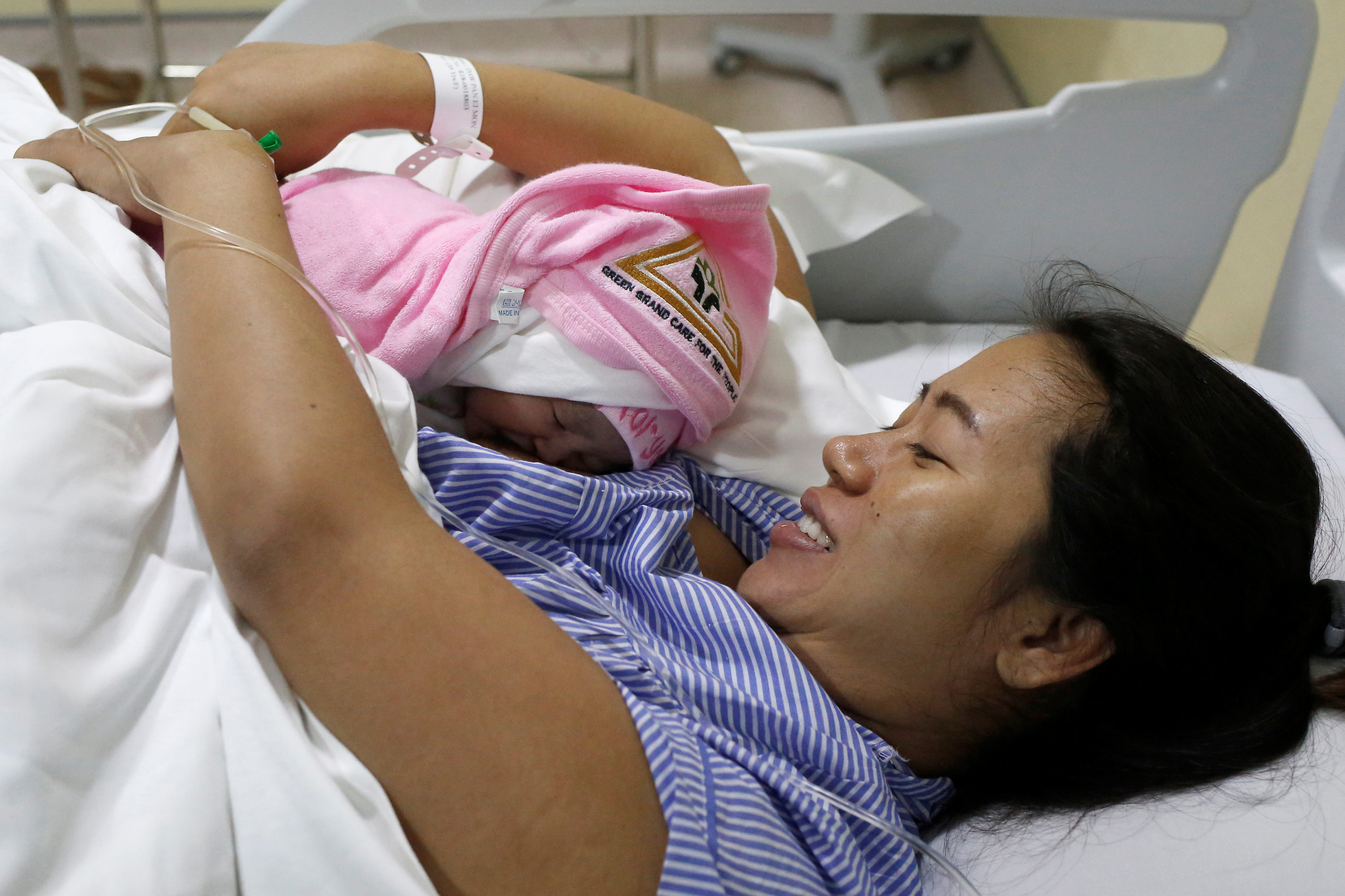 Pan Ei Mon, the wife of detained Reuters journalist Wa Lone, embraces her new born baby girl Thet Htar Angel in her hospital room in Yangon, Myanmar Aug. 10, 2018. Photo: REUTERS / Ann Wang
