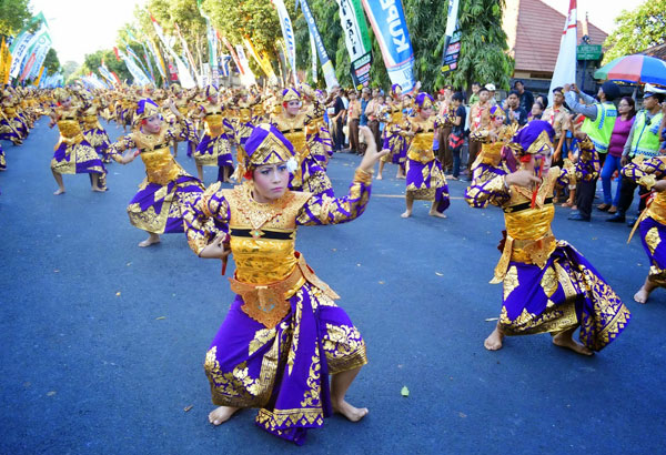 Balinese dancers take to the streets in the island’s north. Photo: Buleleng Festival